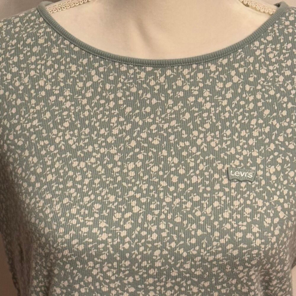 Levi-s Women's Light Green and White Floral Flower Cropped Shirt - Picture 3 of 6